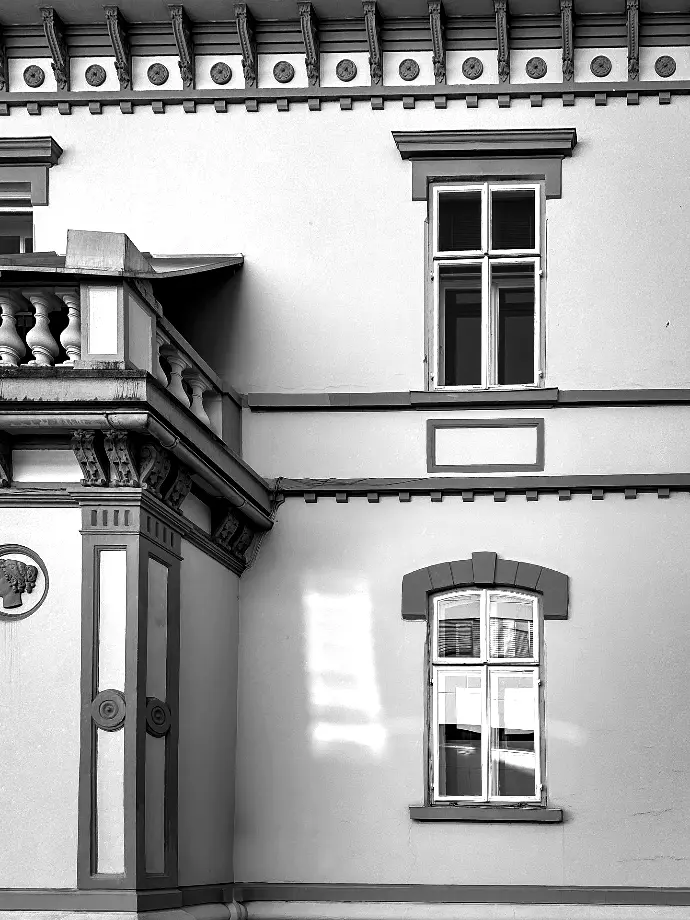 Fassade mit Kastenfenster